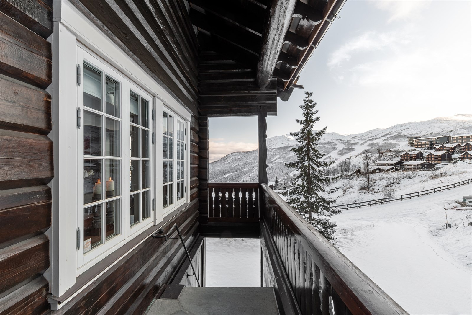 Hyggelig inngangsparti med adkomst via trapp, samt fra bakkeplan Galleribilde