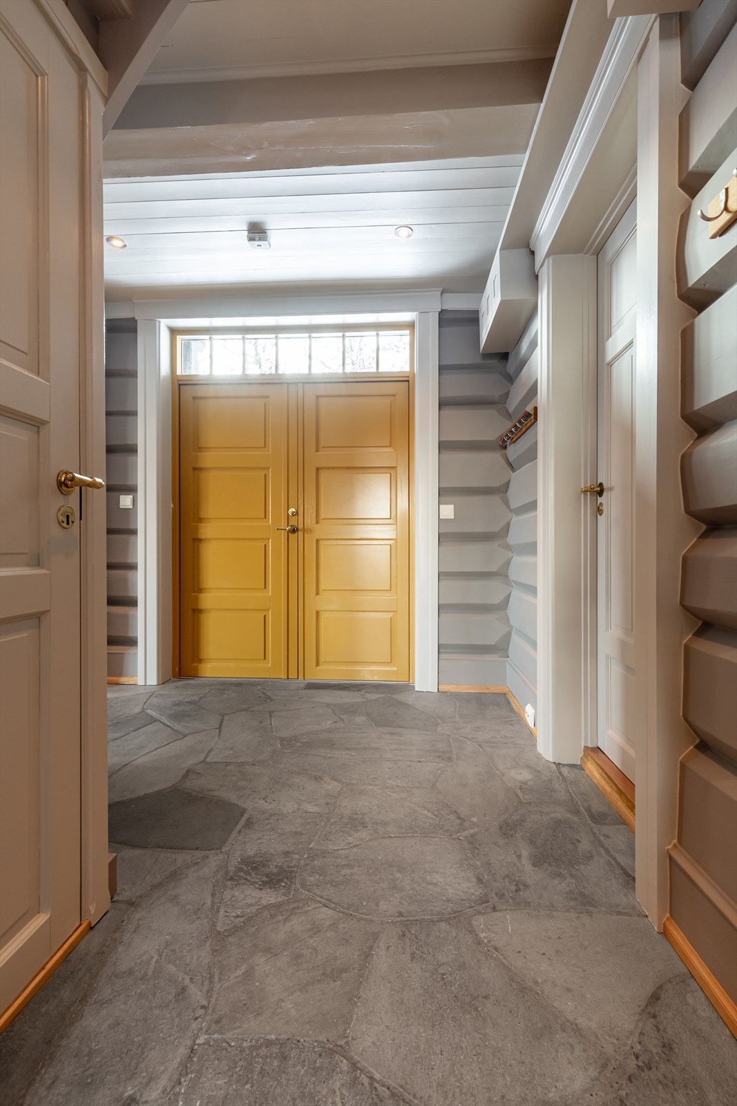 En lun, hyggelig hall ønsker deg velkommen Galleribilde