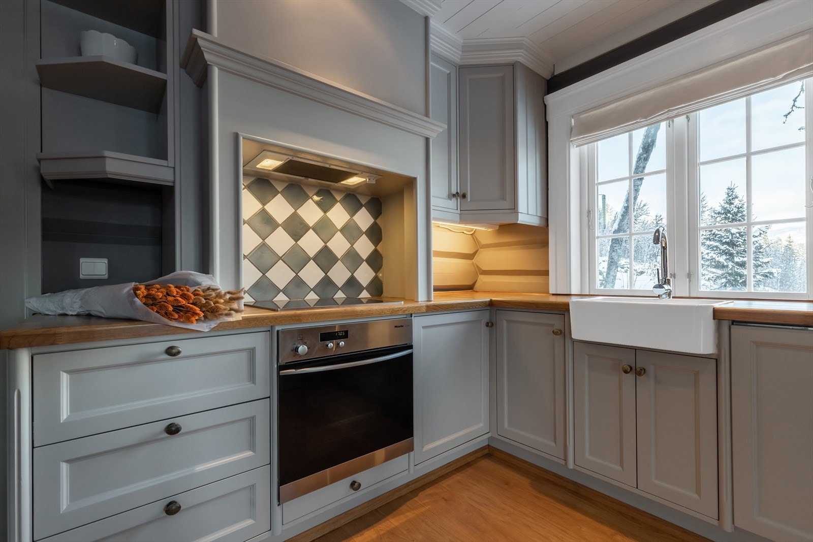 Meget hyggelig kjøkken i Kvänum stil i en varm gråtone med integrerte hvitevarer fra Miele Galleribilde