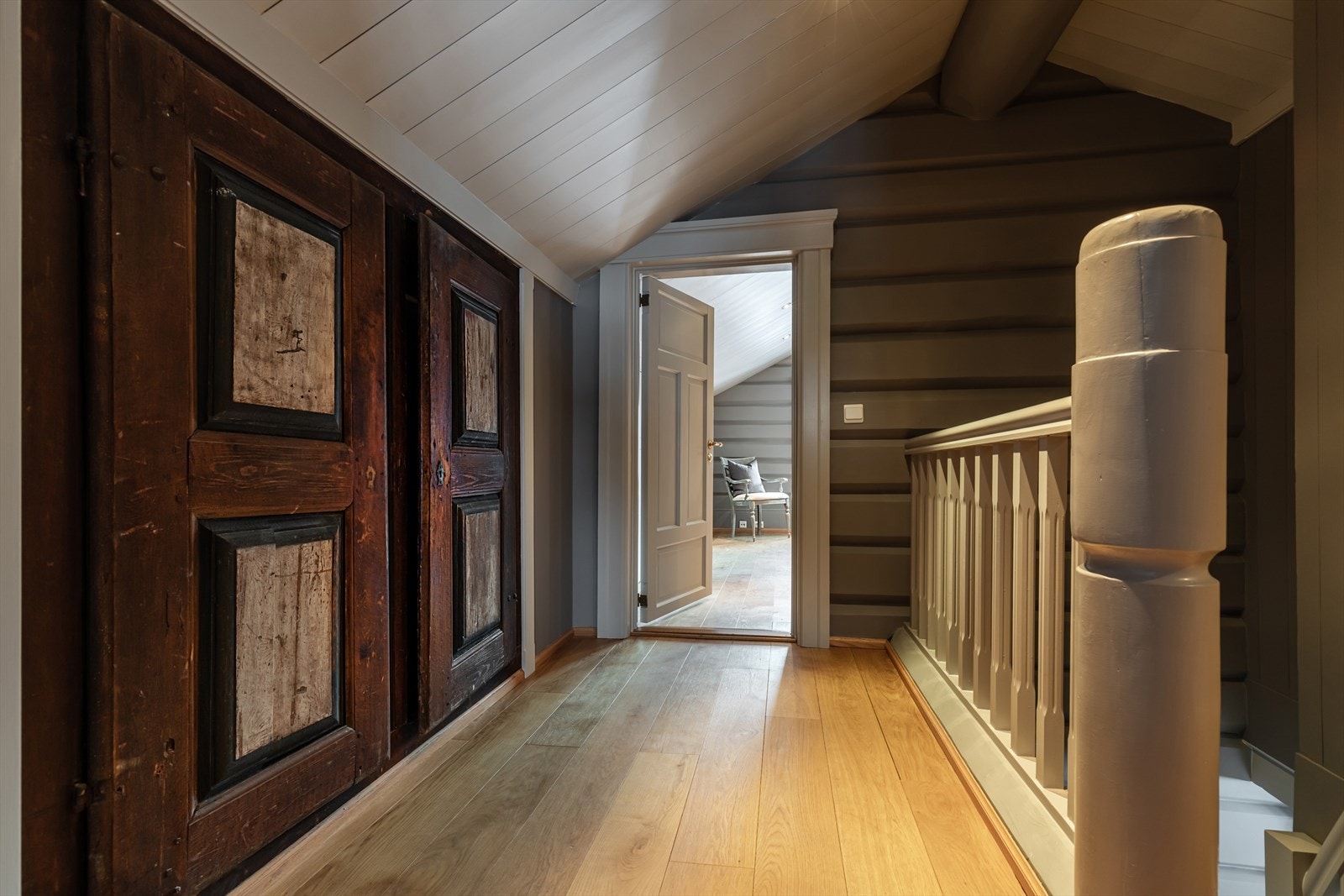 I gangen i 2. etasje er det satt inn to sjarmerende antikke dører. Bak disse skjuler det seg romslig bodplass Galleribilde