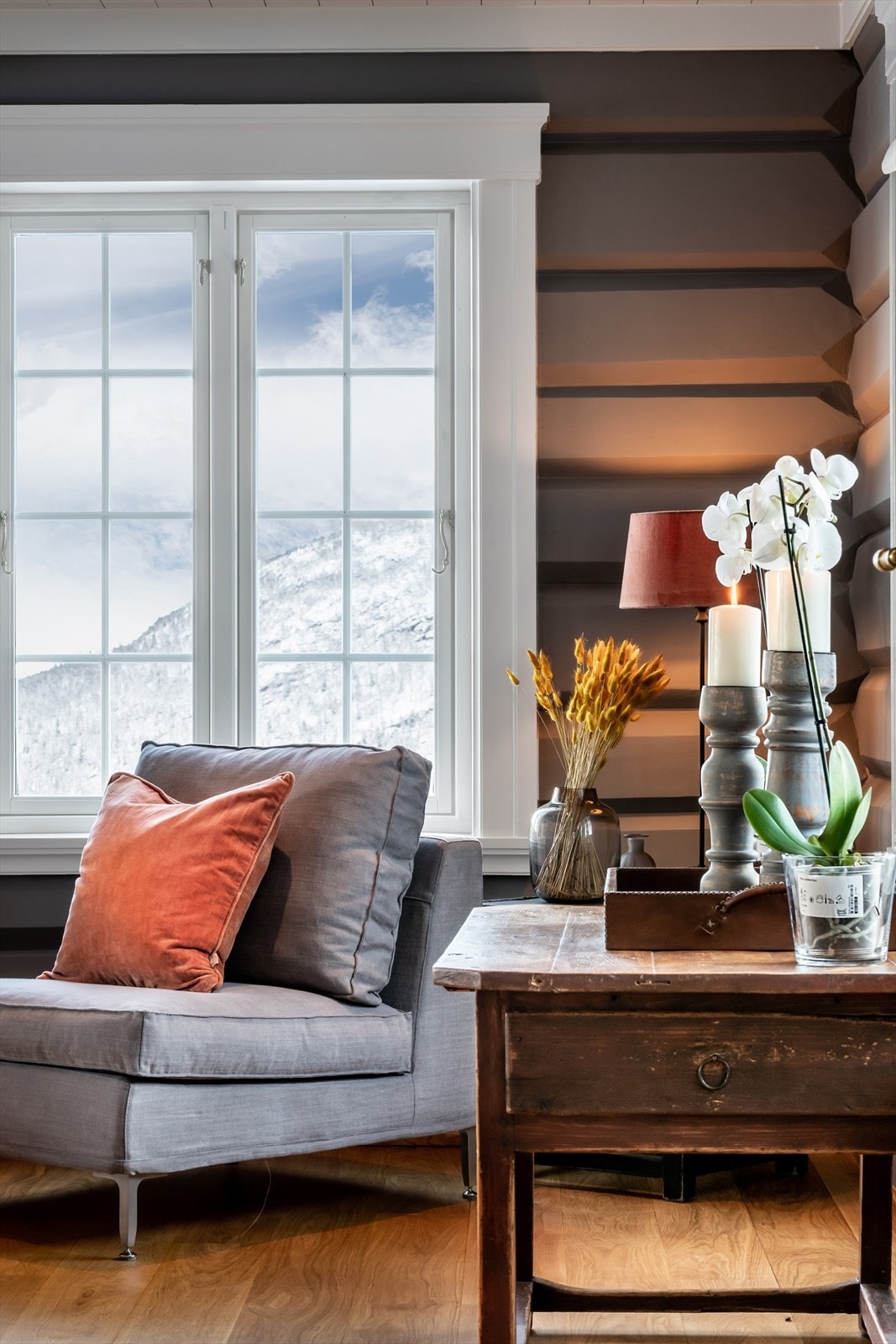 Stuen er malt i en lun, vakker gråtone fra Farrow & Ball Galleribilde