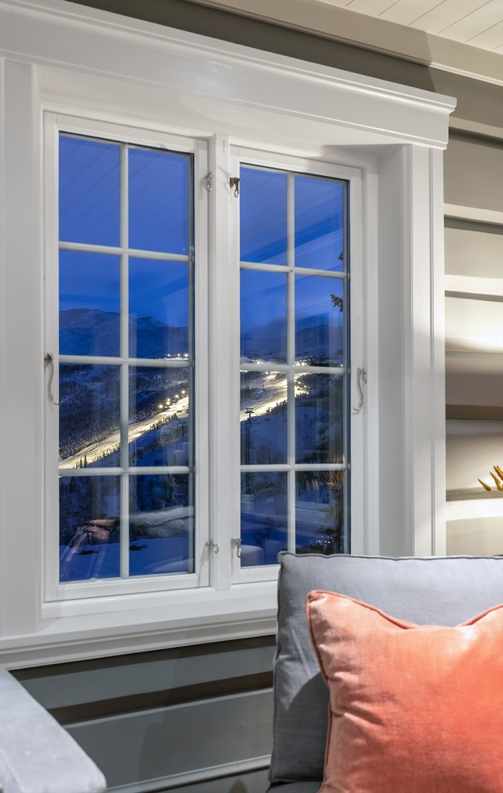 Fra stuen har man flott utsikt mot opplyste bakken på kveldstid Galleribilde