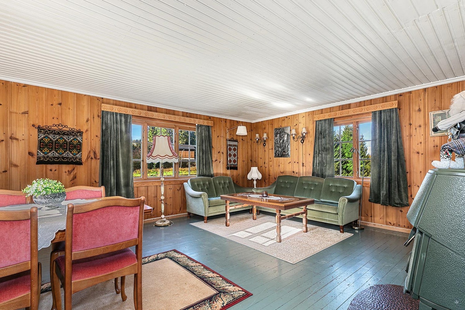 Lys og trivelig stue med utsikt mot naturen. Galleribilde