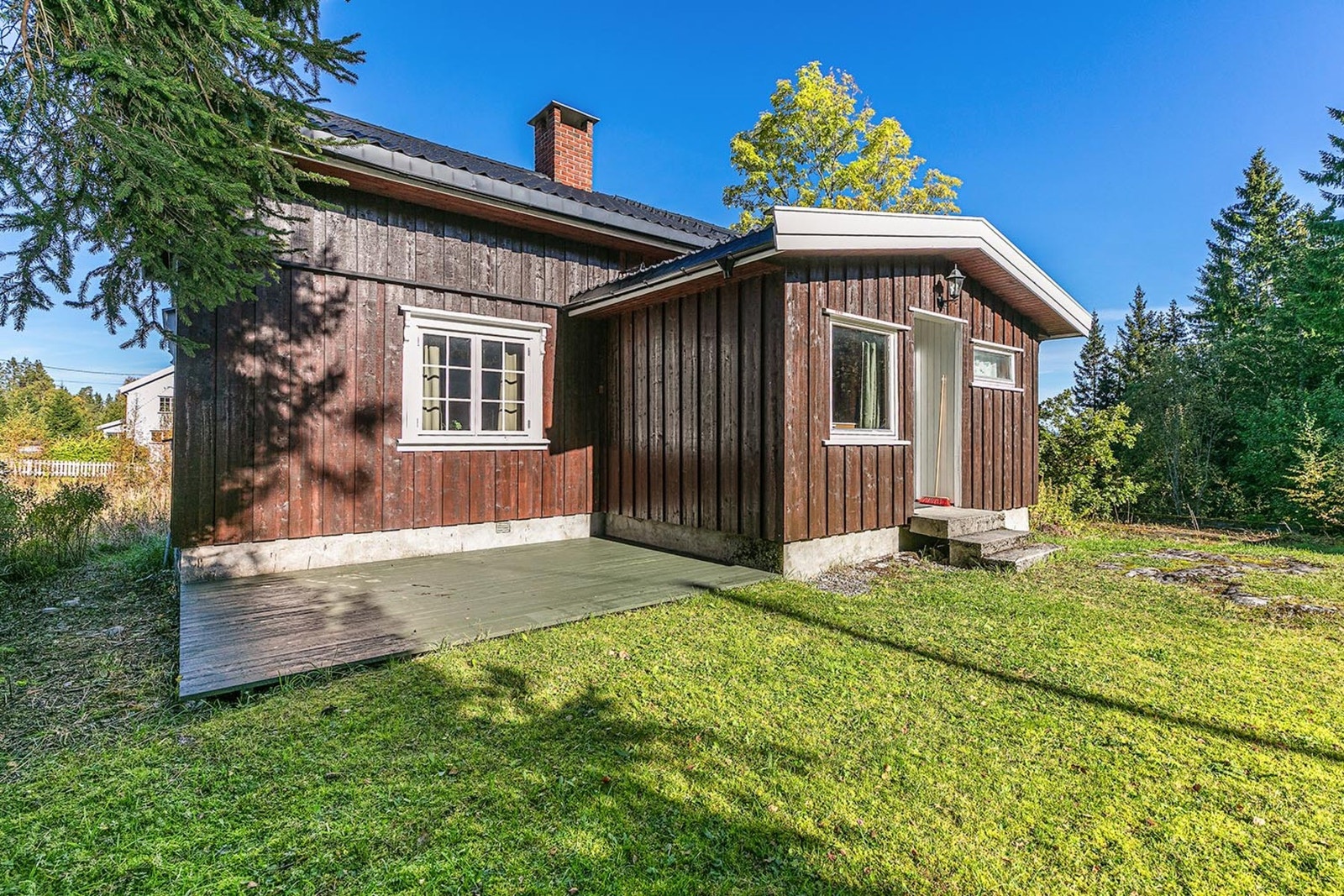 Rett utenfor inngangspartiet er det i dag en platting. Galleribilde