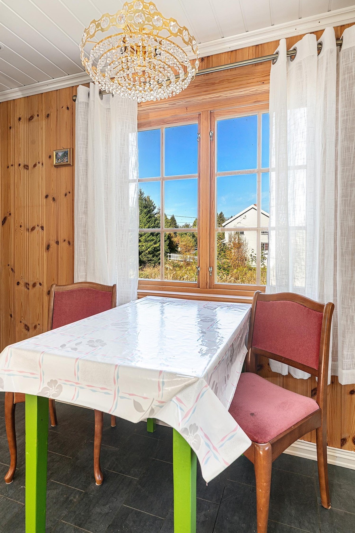 Det er plass til en hyggelig spisegruppe hvor måltider kan nytes. Galleribilde