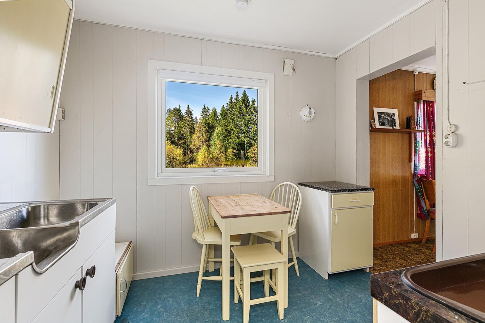 Fritidsboligen har ikke innlagt vann, men tidligere eier opplyser at det har vært vanninntak fra bekk. Galleribilde