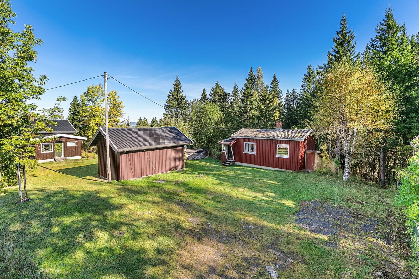 Begge bygningene har klassisk uttrykk med trepanel og harmonisk fargebruk som glir naturlig inn i omgivelsene. Galleribilde