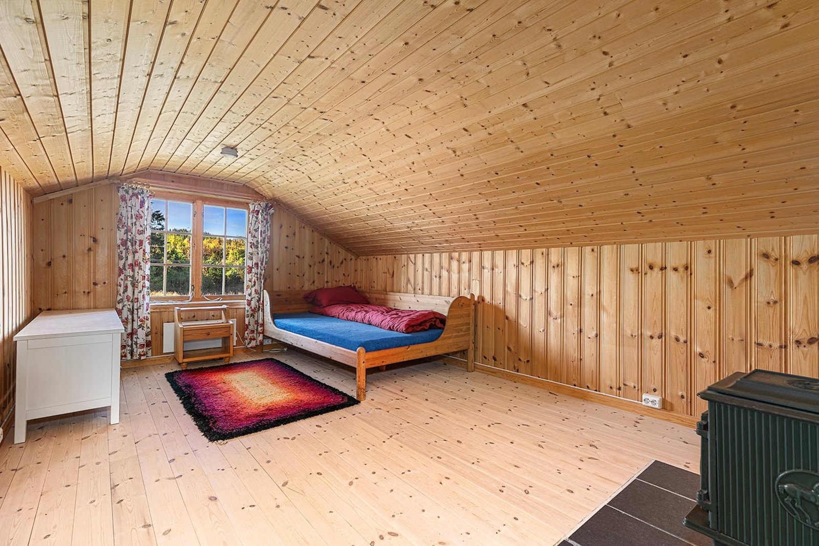 Rommet benyttes i dag som soverom og er innredet med peisovn. Galleribilde