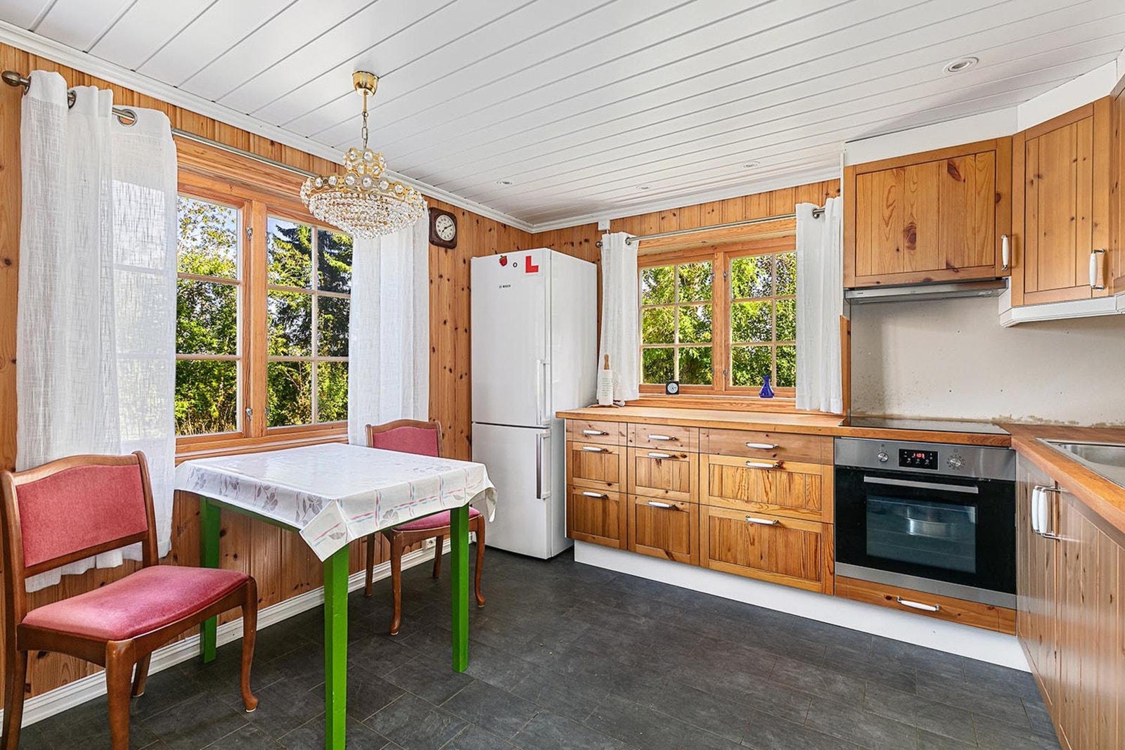 Det er integrert platetopp, mikrobølgeovn og stekeovn. Galleribilde