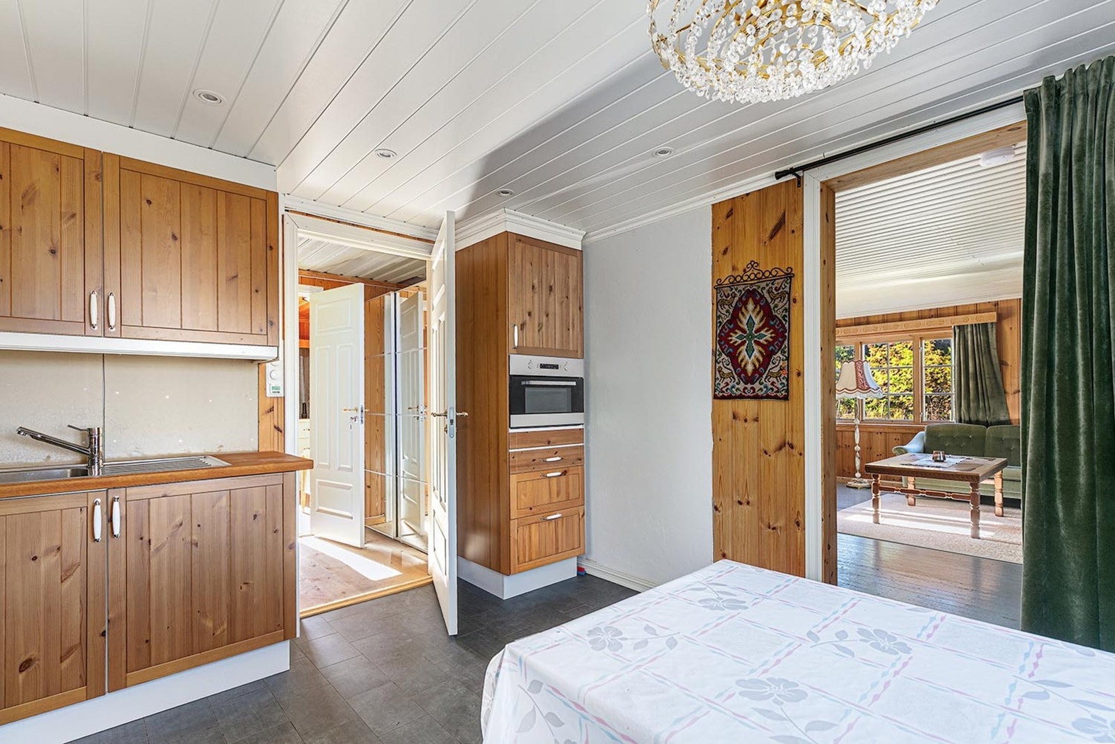 Innredningen er fra 2000 og er takhøy, benken har nedfelt metallkum med ettgreps blandebatteri. Galleribilde