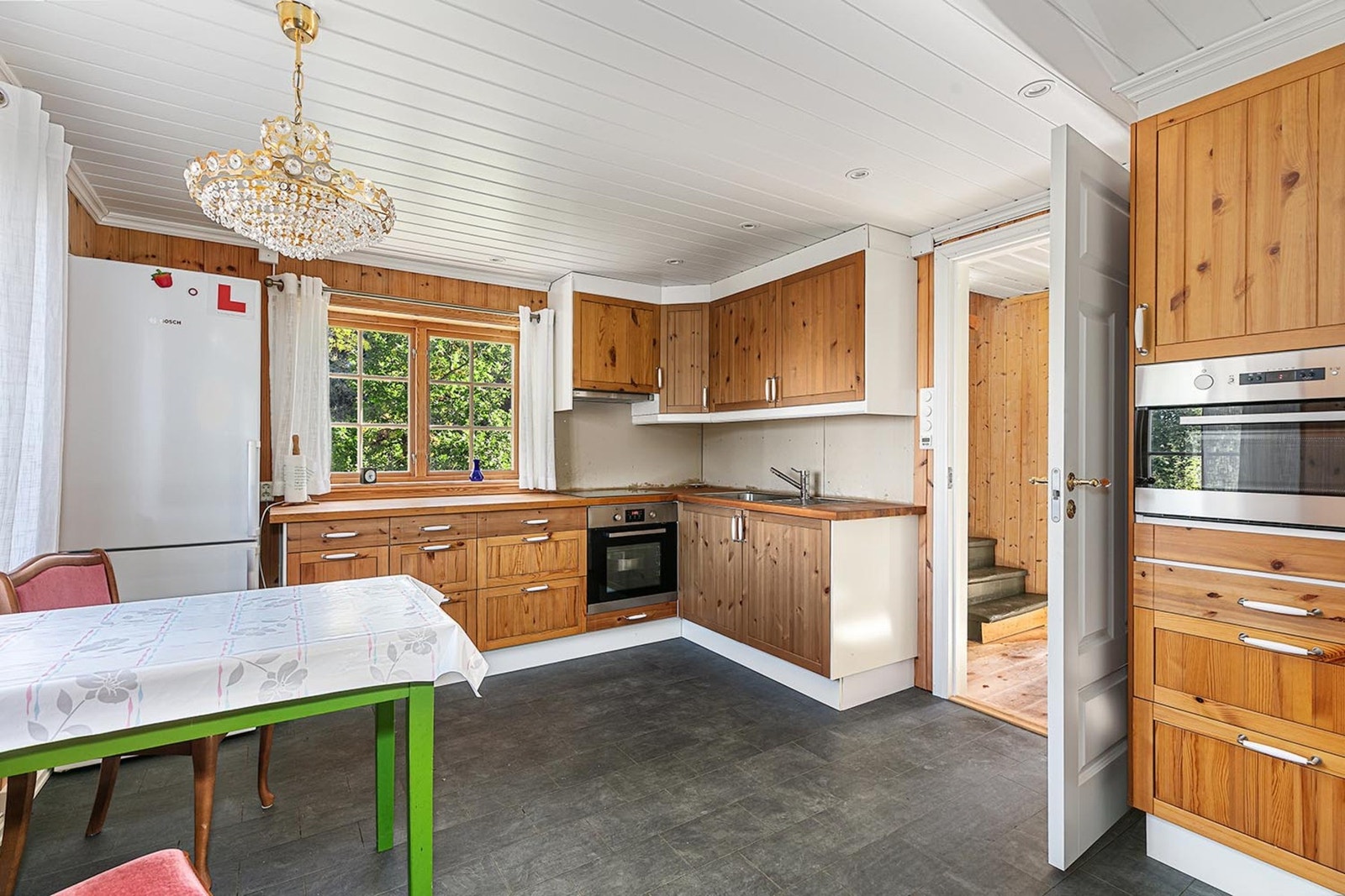 Hyggelig kjøkken med god benkeplass og landlig preg. Galleribilde