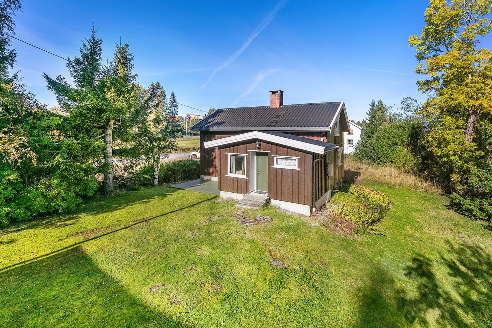 Rolig og solrik tomt omkranset av natur. Galleribilde