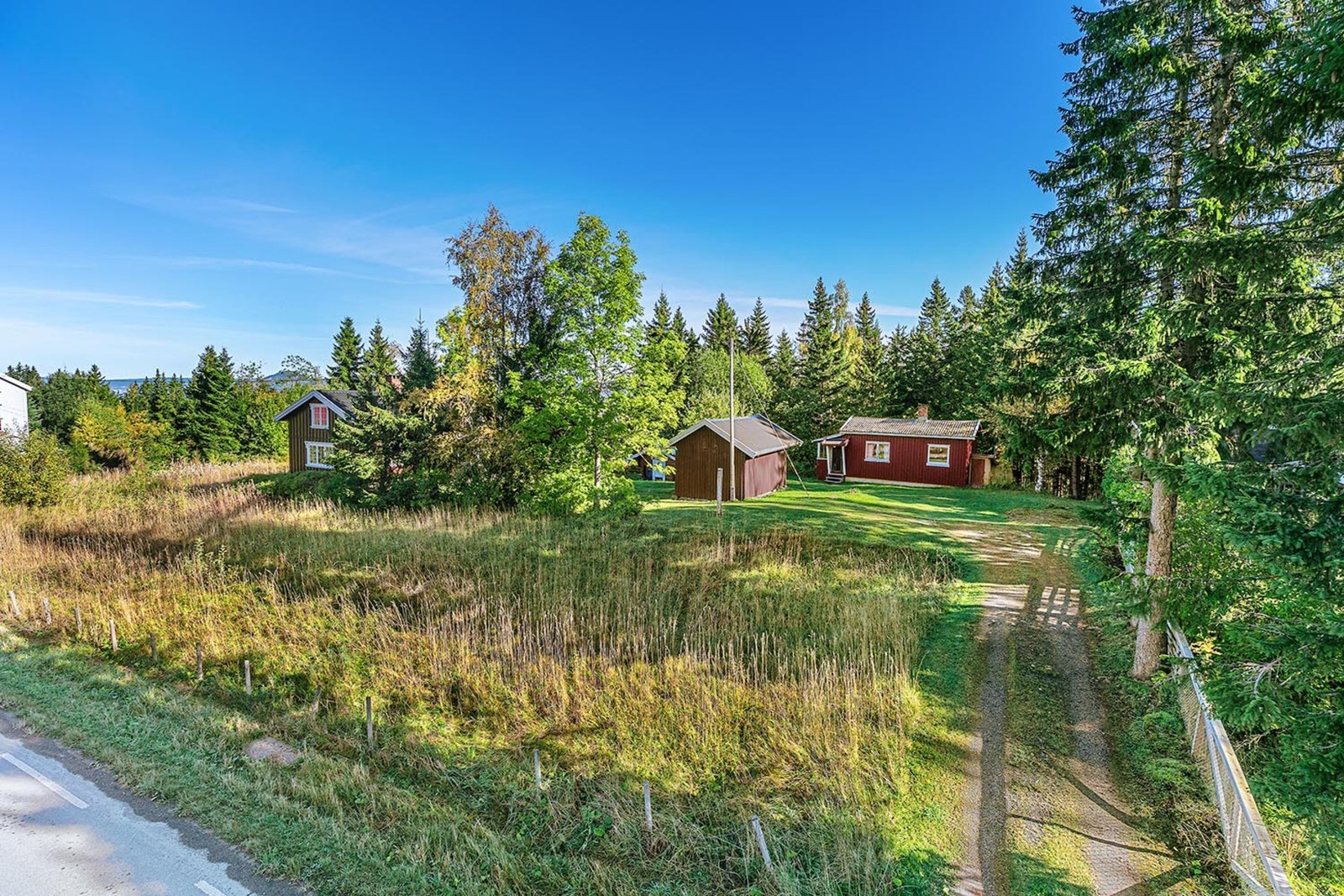 Sjarmerende tun med enkel adkomst fra offentlig veg. Galleribilde