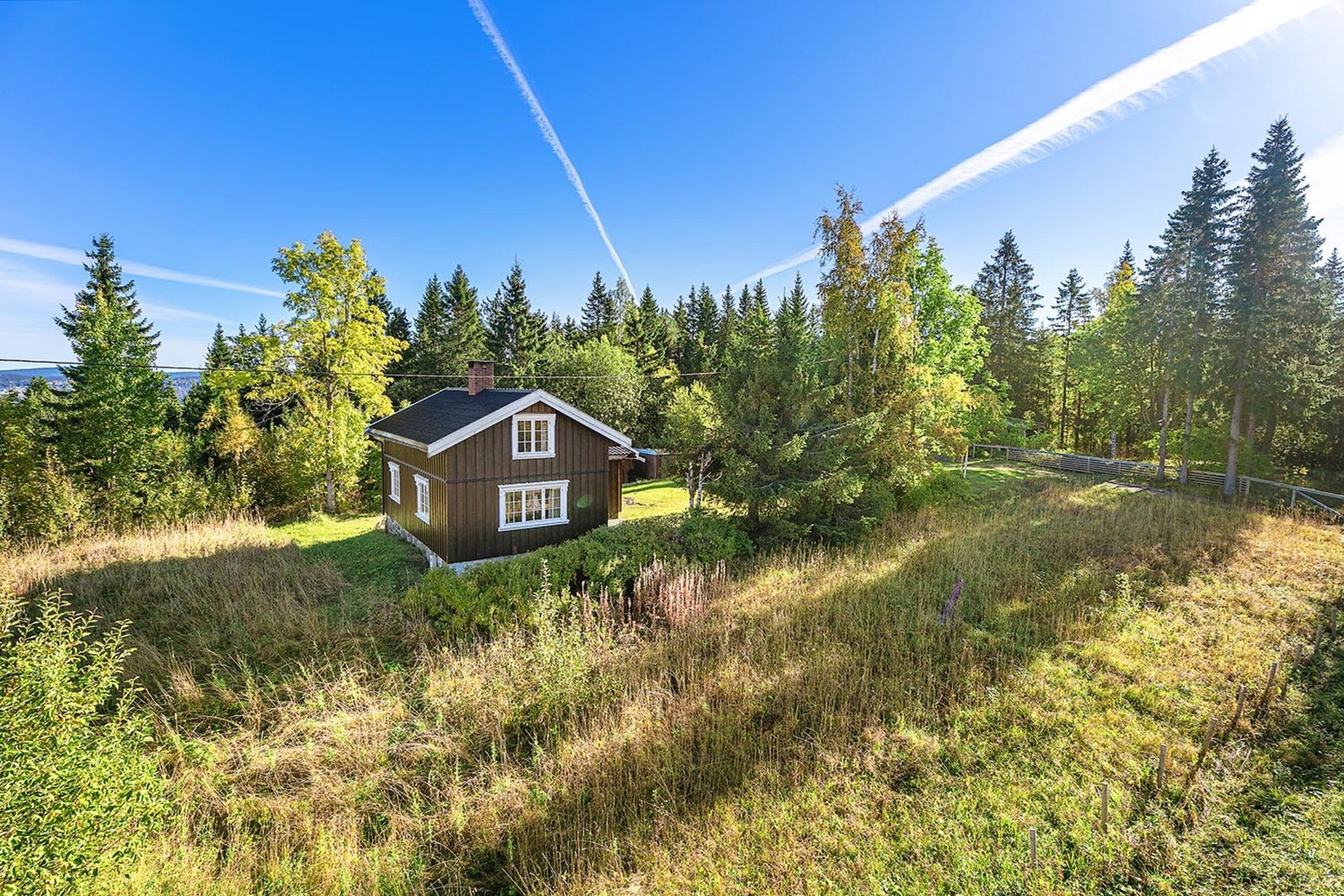 Tunet består av to bygninger med separate adresser, én regulert til bolig og én til fritidsbolig. Galleribilde