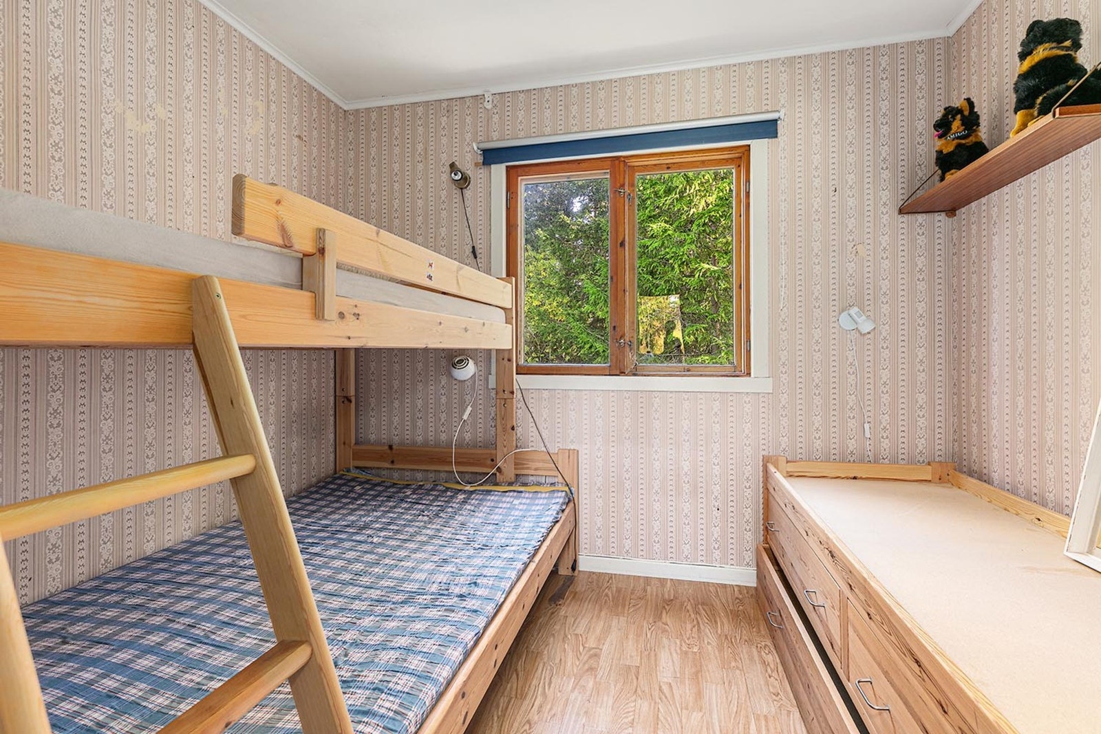 Soverom med plass til køyeseng og kommode til oppbevaring av klær. Galleribilde