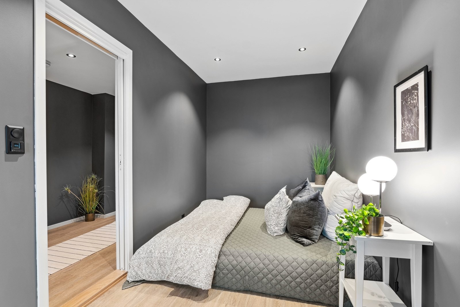 Soverommet er ca 12,2 m² og har god plass til dobbeltseng Galleribilde