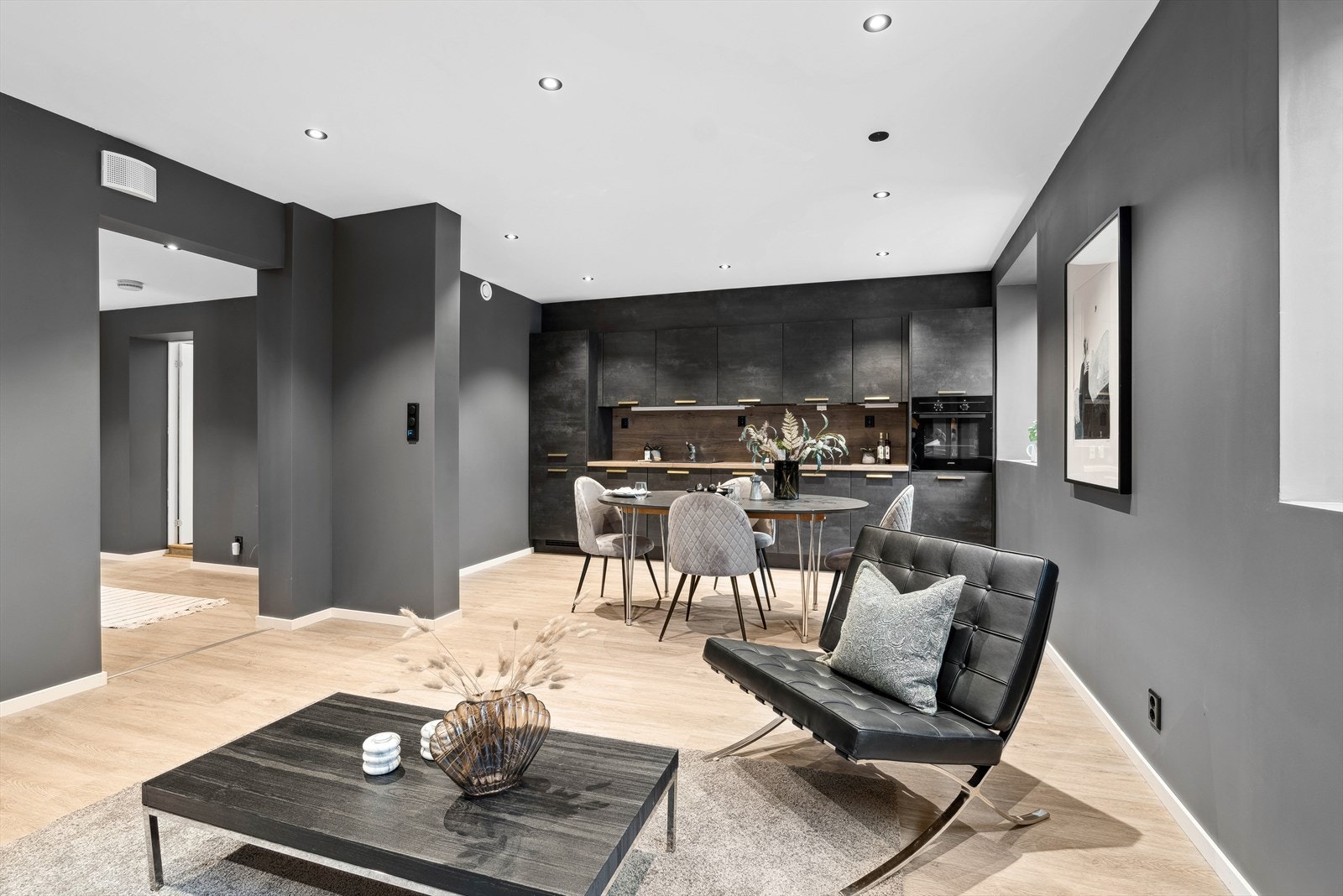 Leiligheten har moderne gulv- og veggflater. Hvitmalt himling med innfelte downlights Galleribilde