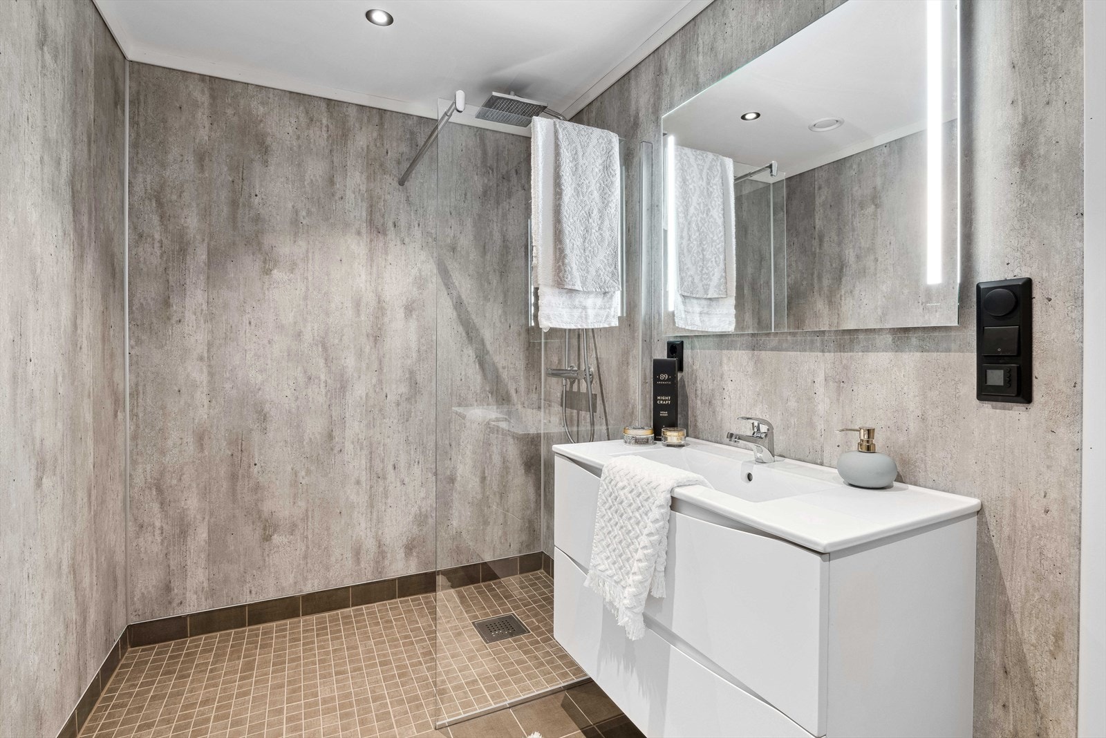 Baderommet har innredning med nedfelt servant, dusjhjørne og vegghengt toalett. Opplegg for vaskemaskin Galleribilde