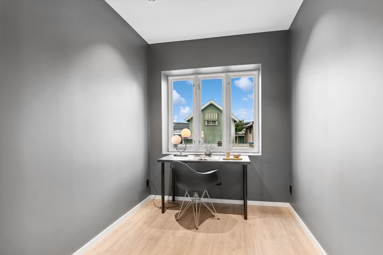 På soverommet har man også god plass til hjemmekontor Galleribilde