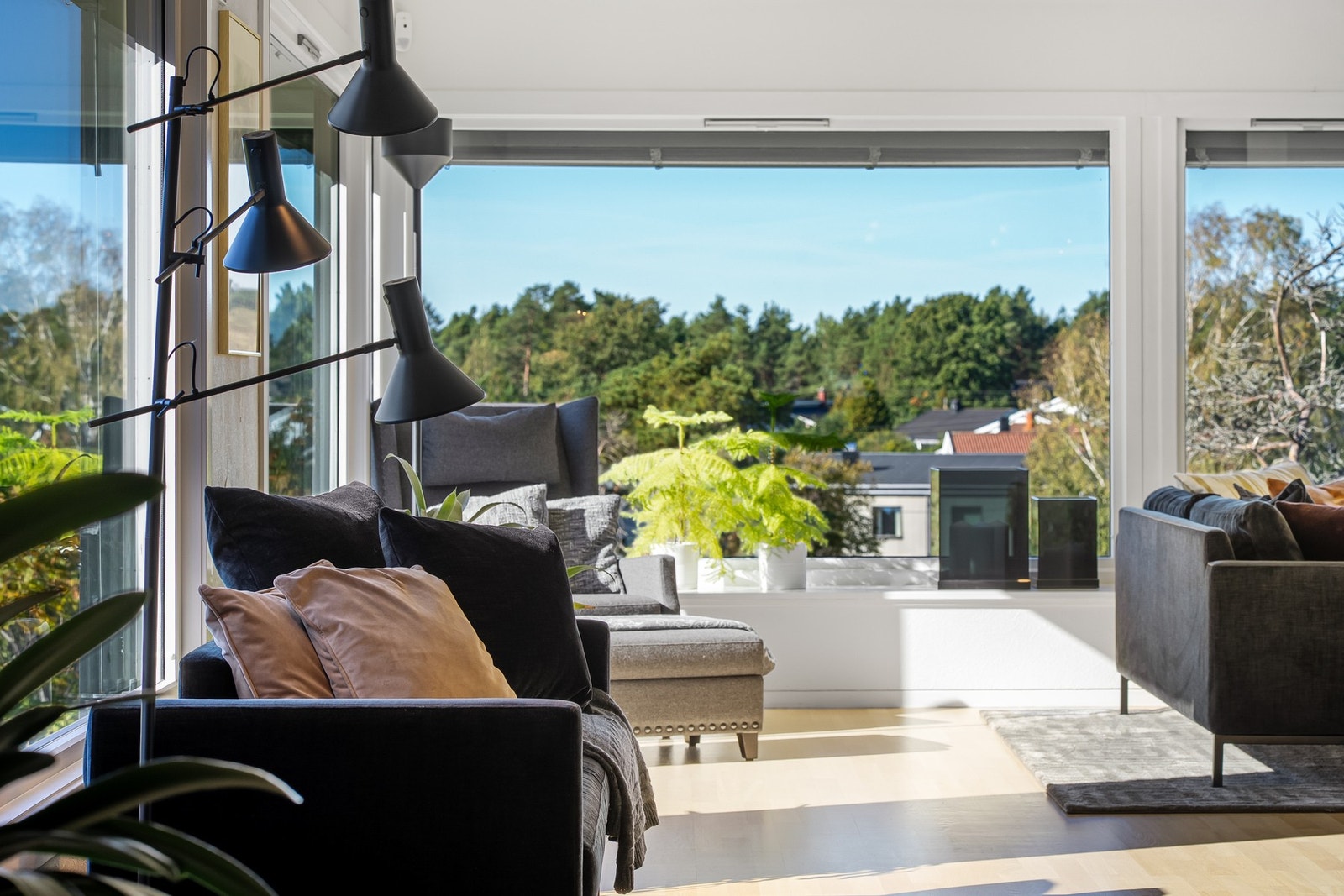 Stueområdet kjennetegnes av store vindusflater som gir store mengder av lysinnslipp og gjennomlys. Galleribilde