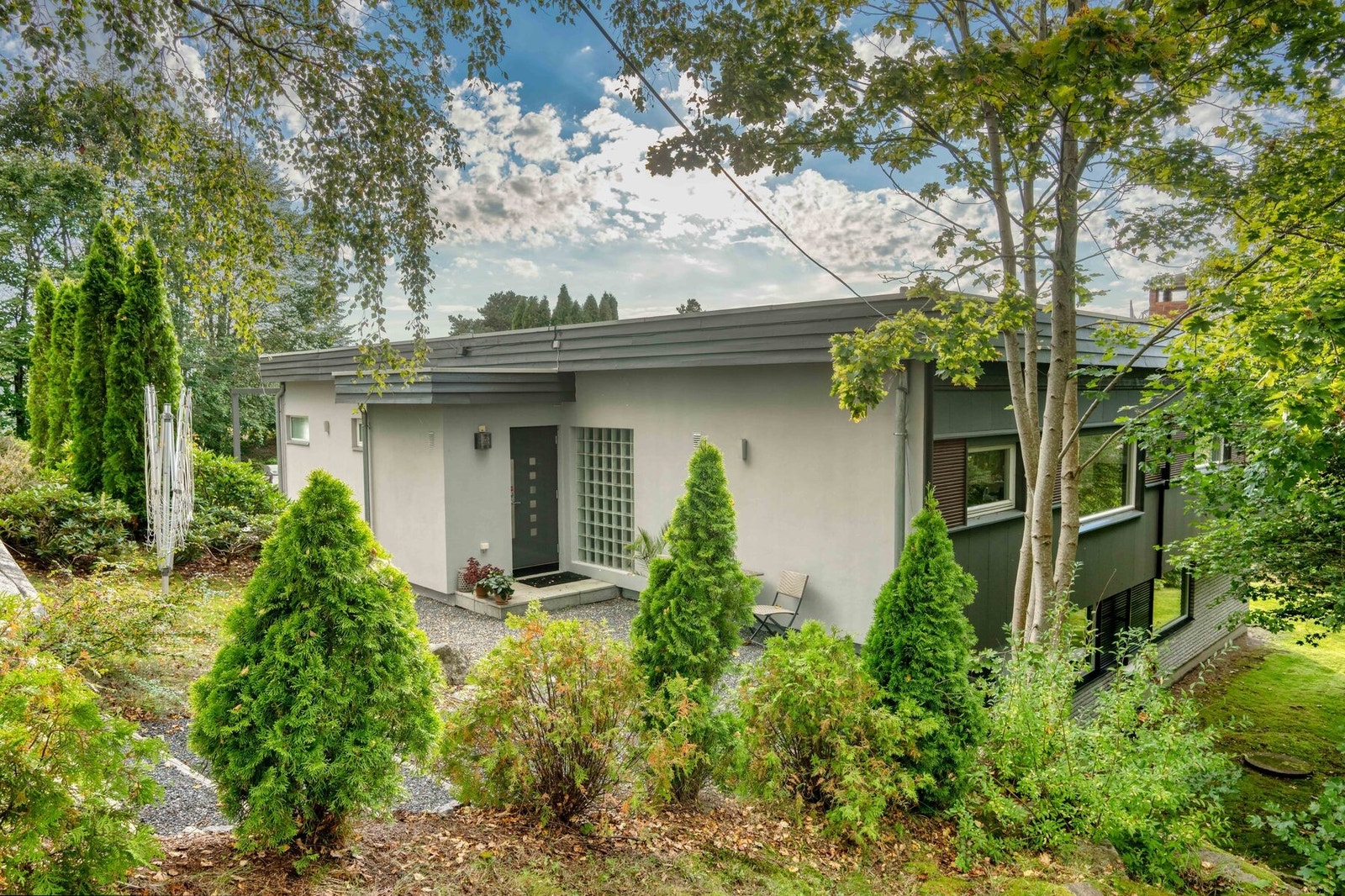 Eiendommen er også tilgjengelig fra Skrenten - i øst. Galleribilde