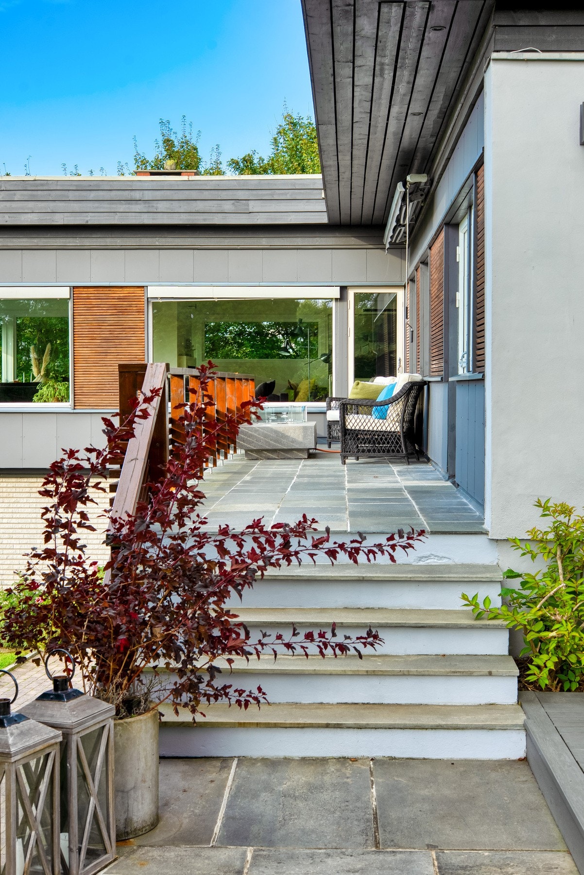 Trapp fra uteplassen mot syd, opp til verandaen som leder frem til stuen i hovedetasjen. Galleribilde