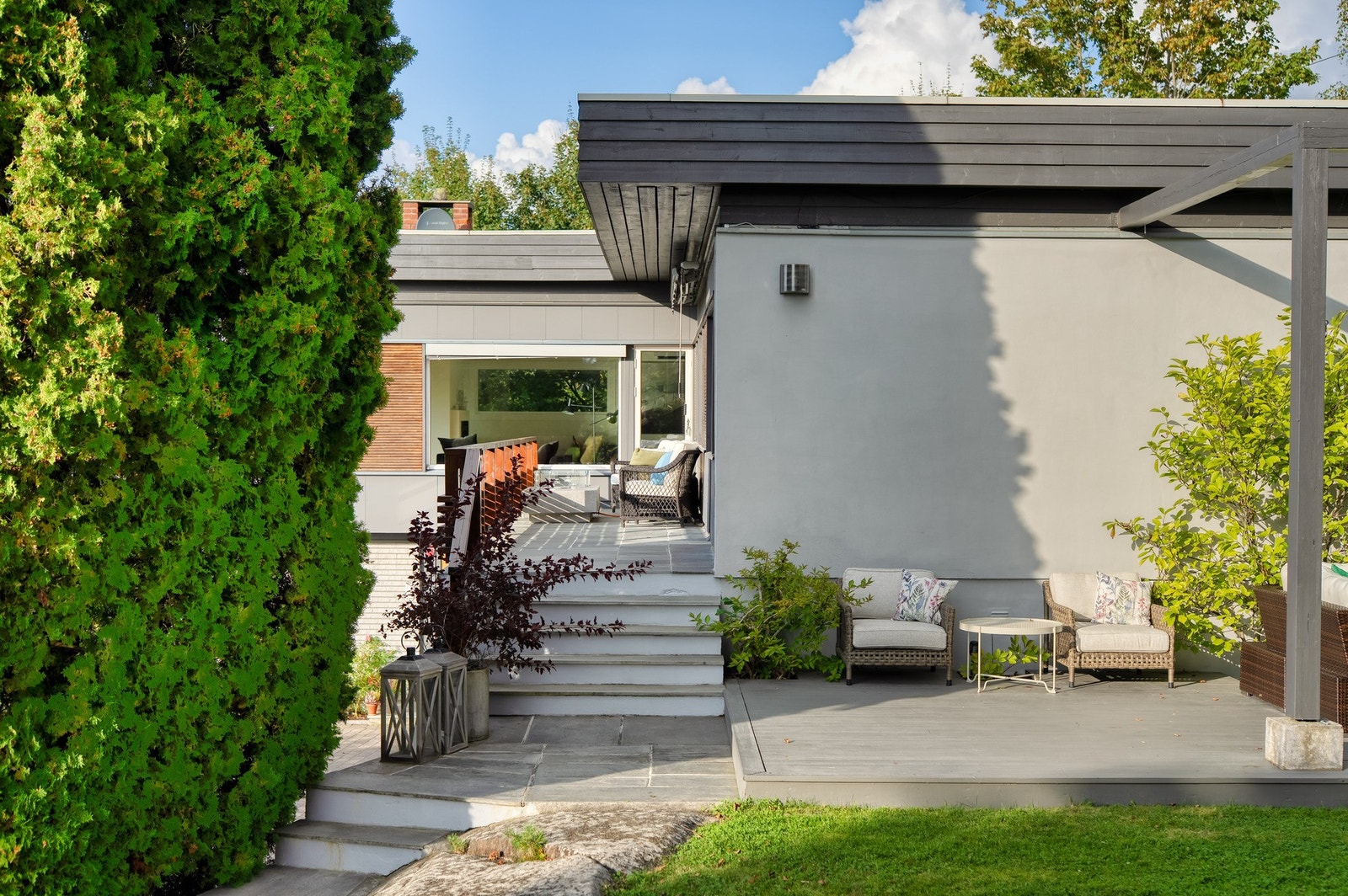 Mot syd er det opparbeidet en solrik uteplass, privat og ugenert. Her kommer solen gjennom hele dagen fra formiddag til kveld. Galleribilde