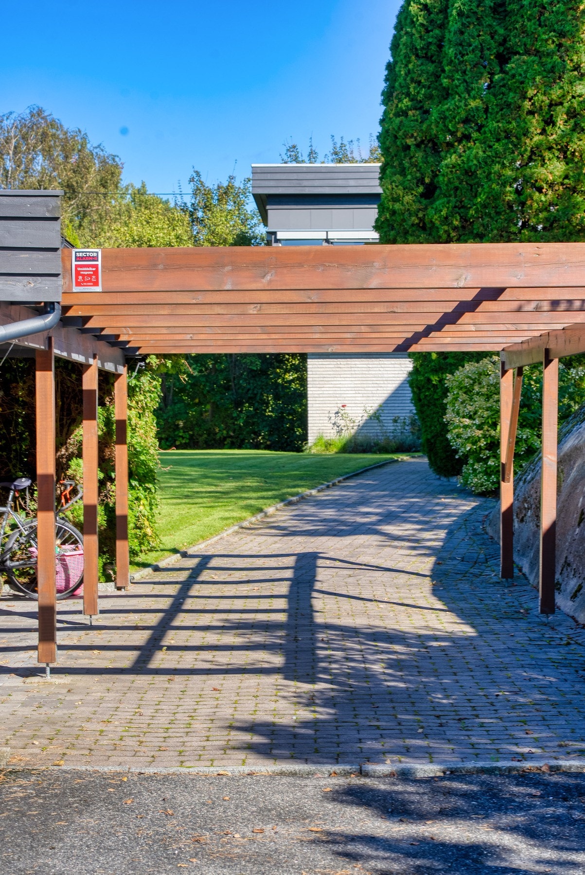 Pergolaen danner en portal inn til tomten. Galleribilde