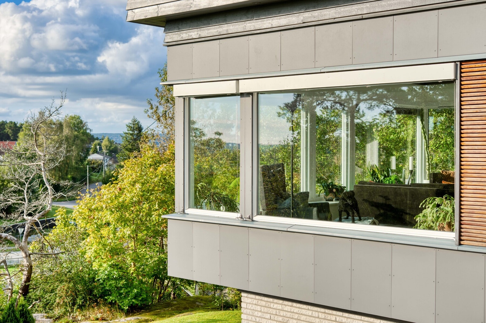 Dette er en bolig som skiller seg fra mengden, et bygg som strekker seg ut fra fjellet og frem mot skrenten og solen i vest. Galleribilde