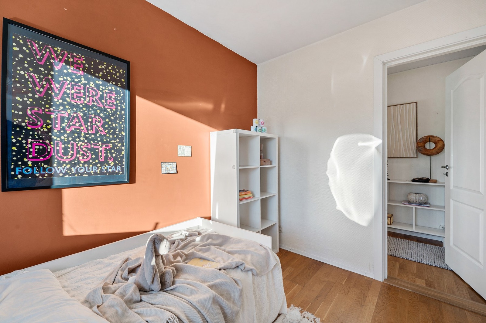Soverom 2 med god plass til seng og skapinnredning. Galleribilde