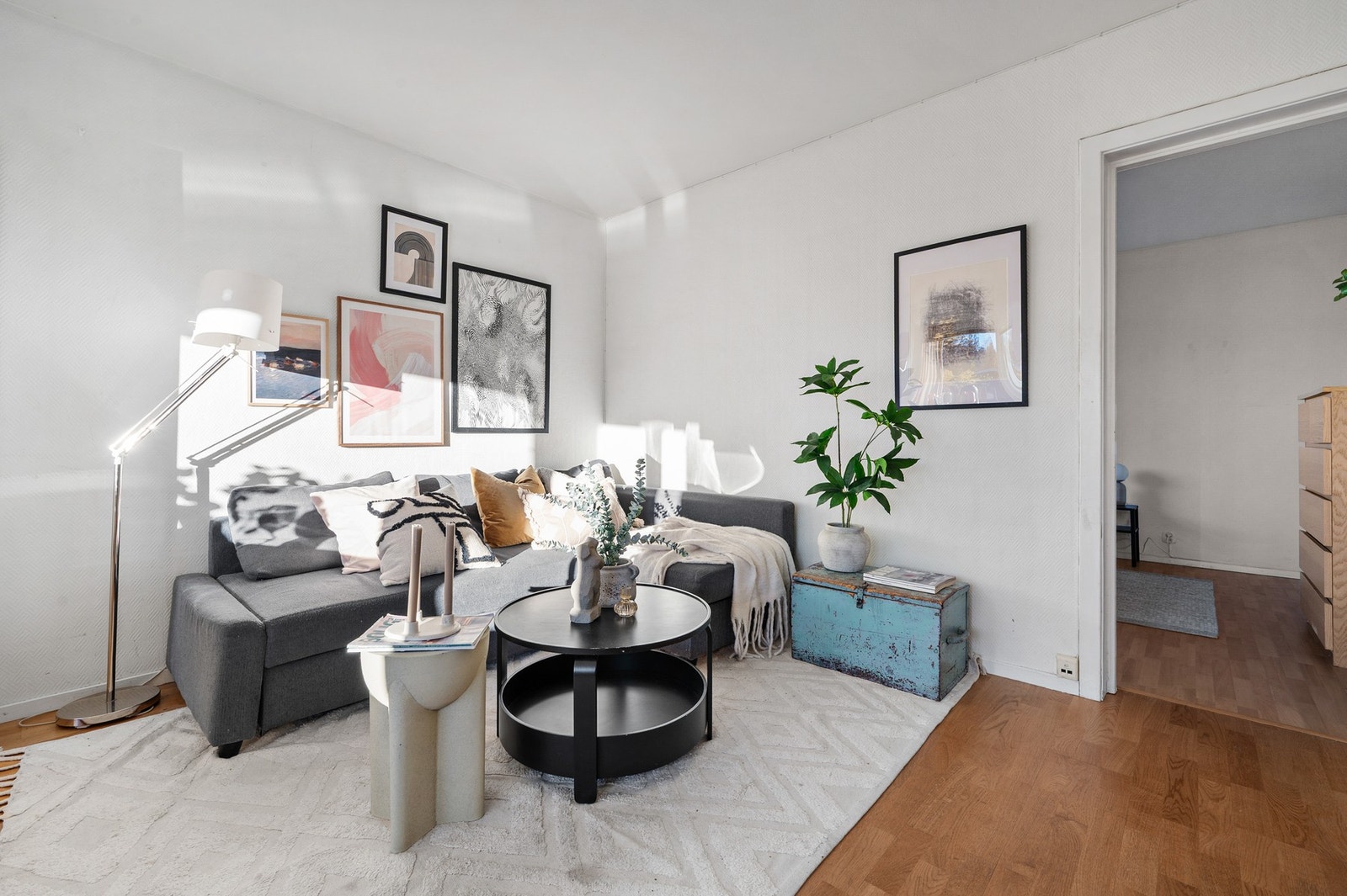 Denne romslige stuen har god plass til sofagruppe og tilhørende møblement. Galleribilde