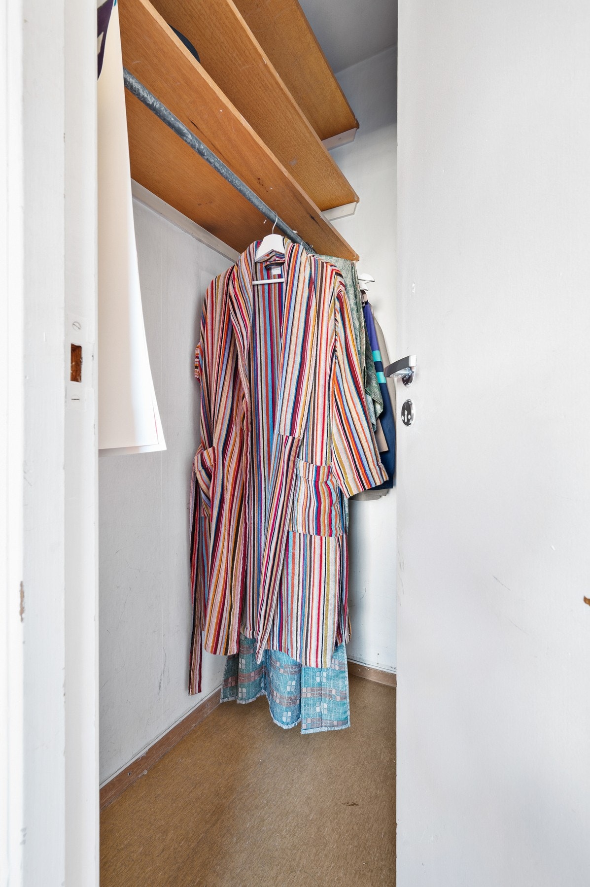 Innbygget garderobe med hylle og oppheng i fra hovedsoverommet. Galleribilde