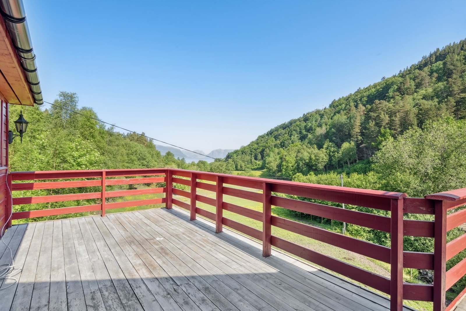 Stor terrasse som går fra sørside, langs hyttens østside mot nord. Galleribilde