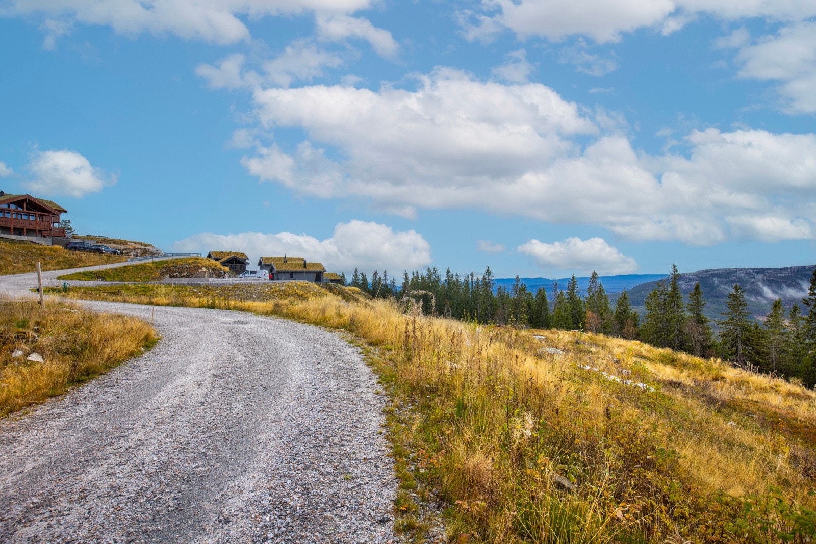 Området har også flere fiskevann og et 20-talls topper på over 1100 moh. Klatrepark og badeland ligger kun 15 minutters kjøretur unna. Galleribilde