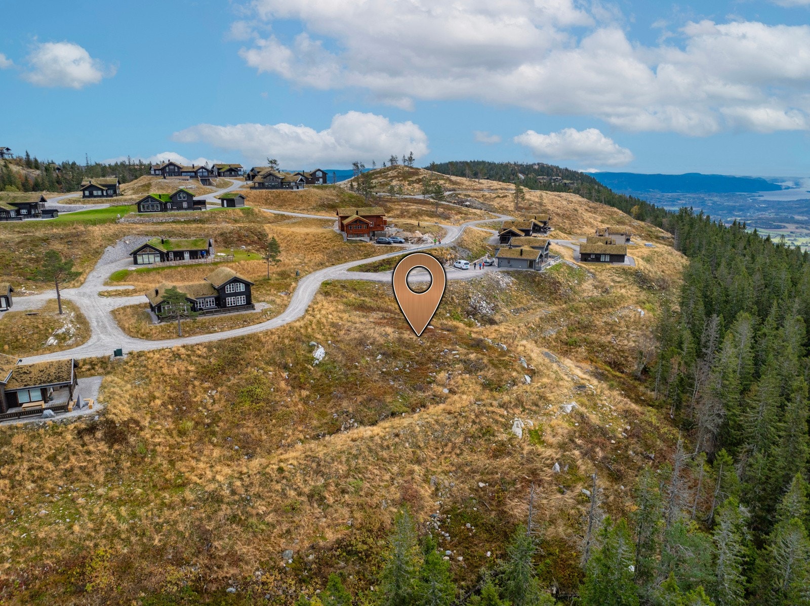 Her kan du oppfylle hyttedrømmen på ett av feltets flotteste tomter, med langrennsløypene rett utenfor hyttedøren og umiddelbar nærhet til alpinanlegget. Galleribilde
