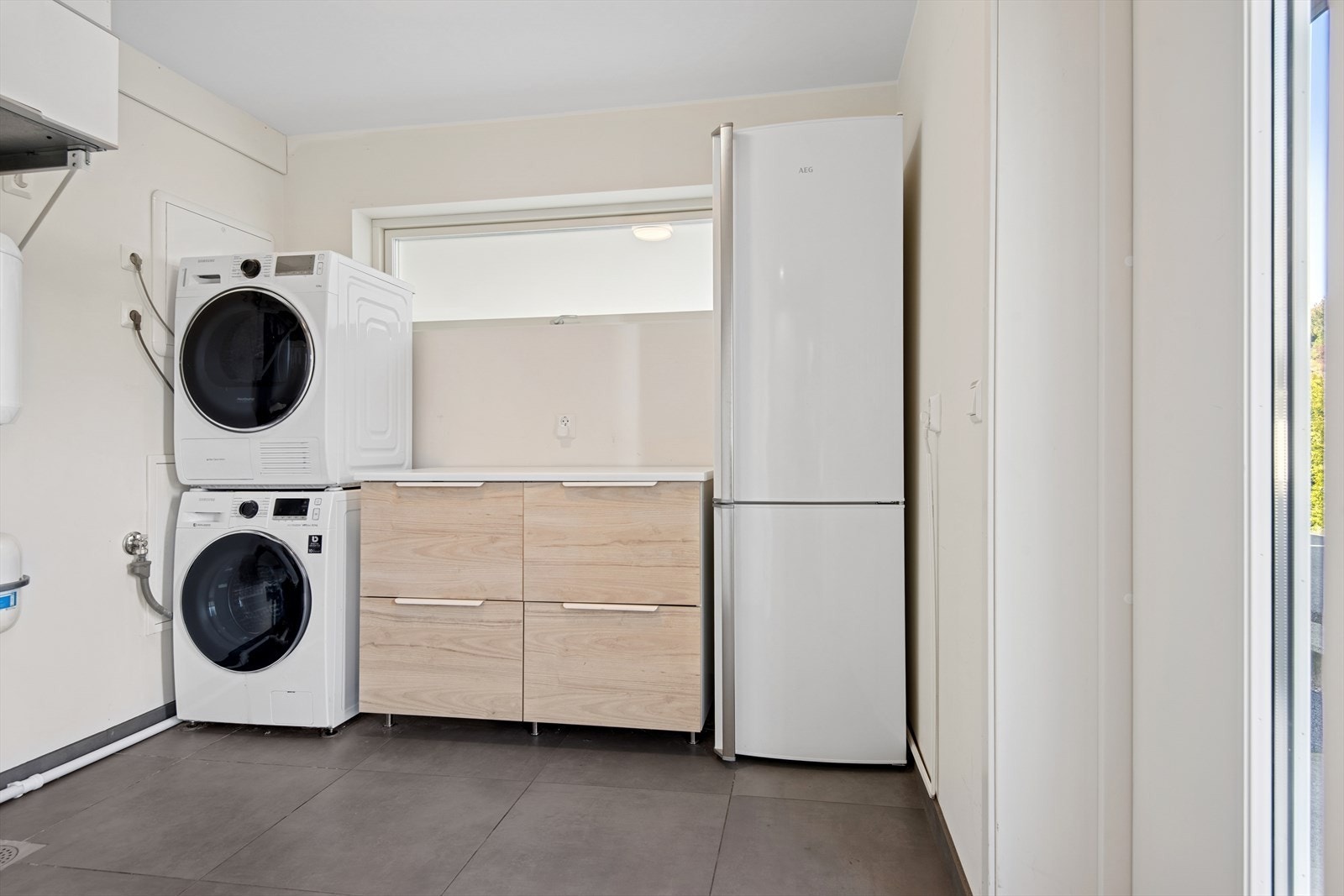 Vaskerom med egen inngang på første plan. Galleribilde