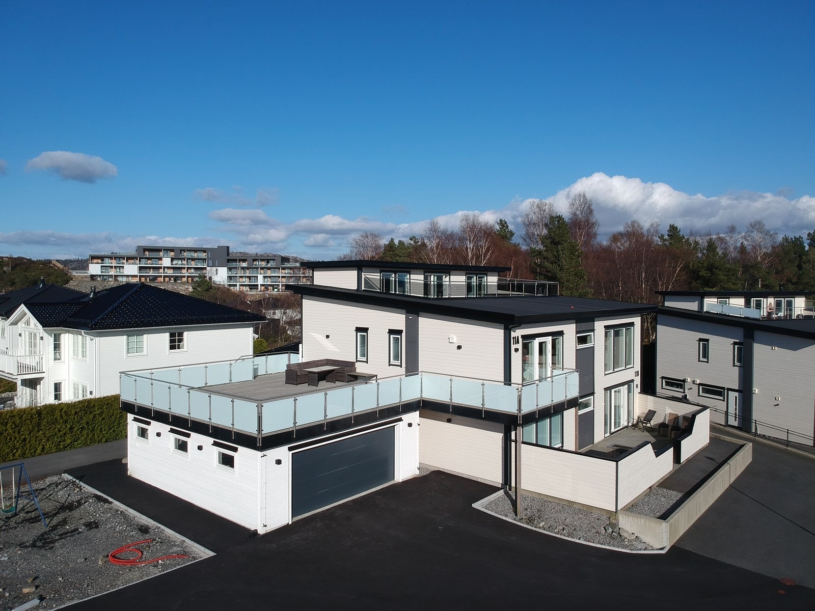 Dobbel garasje med elbillader. Galleribilde