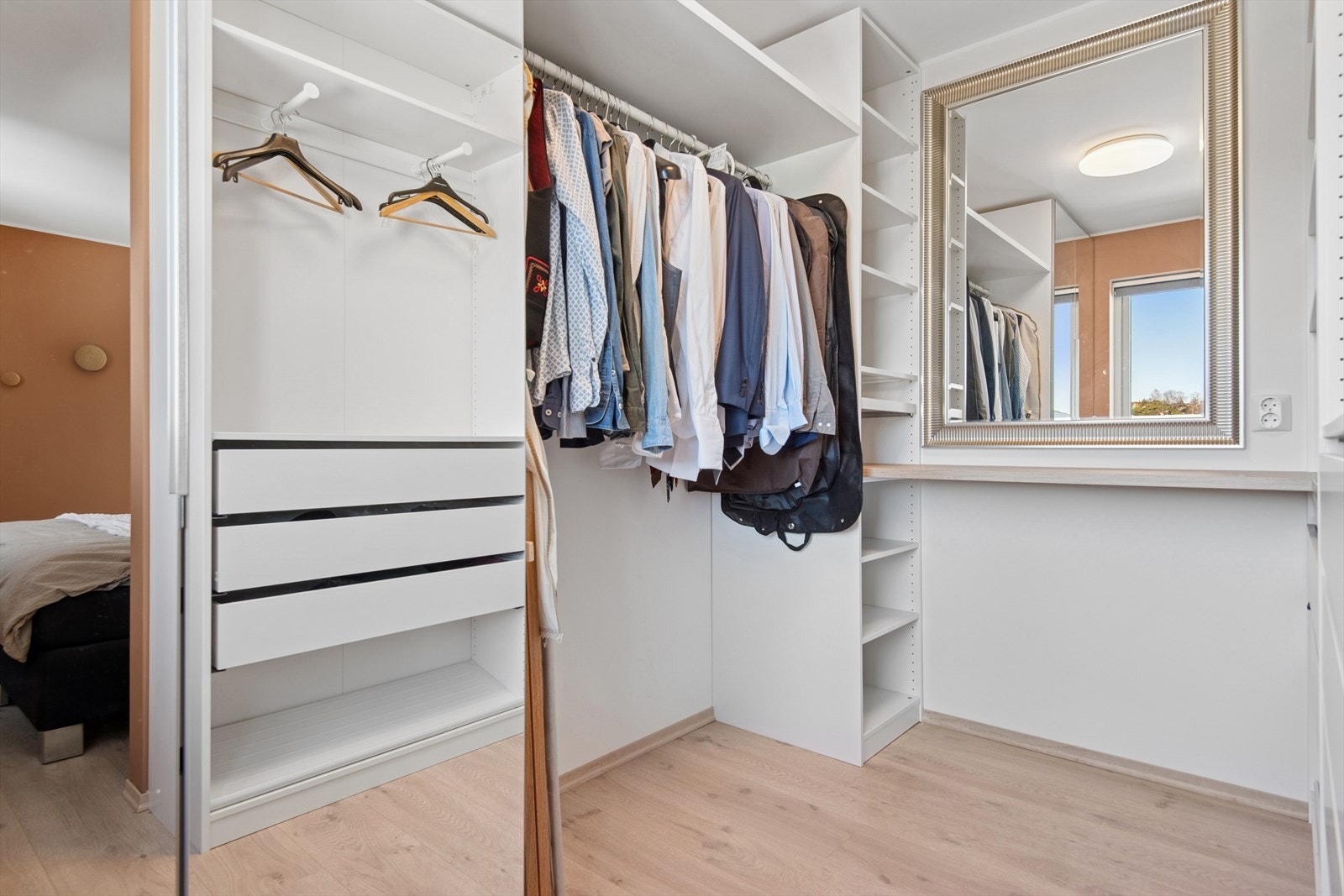 Garderobe tilknyttet hovedsoverom. Galleribilde