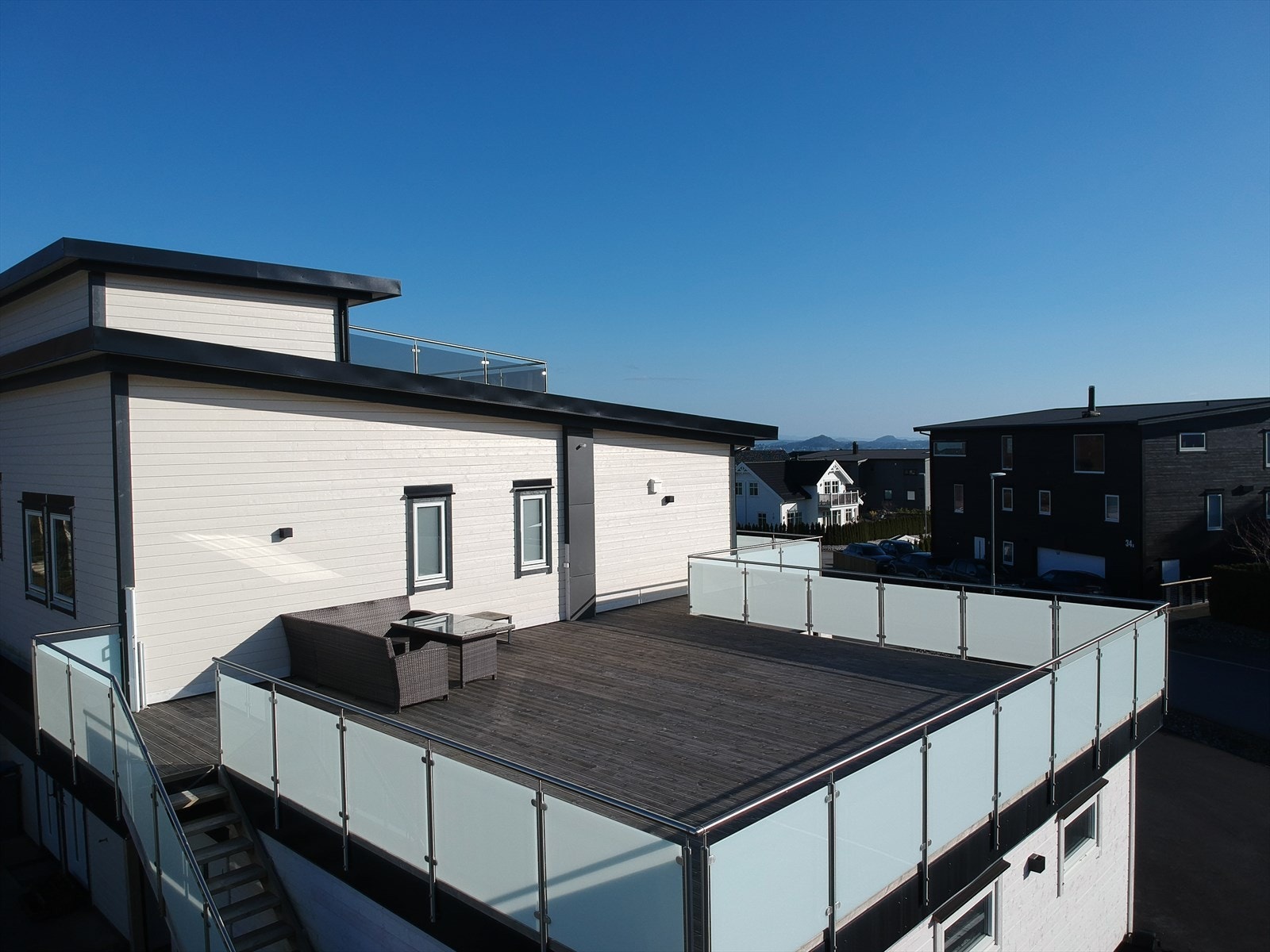 Ca 80 kvm solrik terrasse med utgang fra stuen samt trapp utvendig. Galleribilde