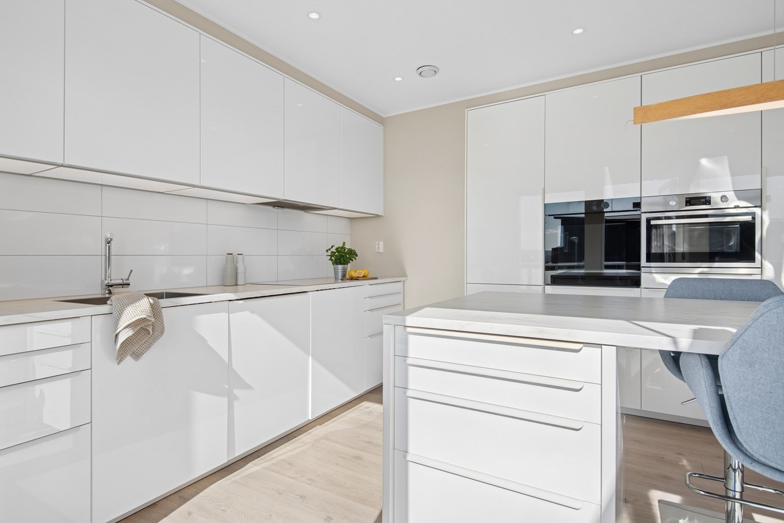 Moderne kjøkken med integrerte løsninger og kjøkkenøy. Galleribilde