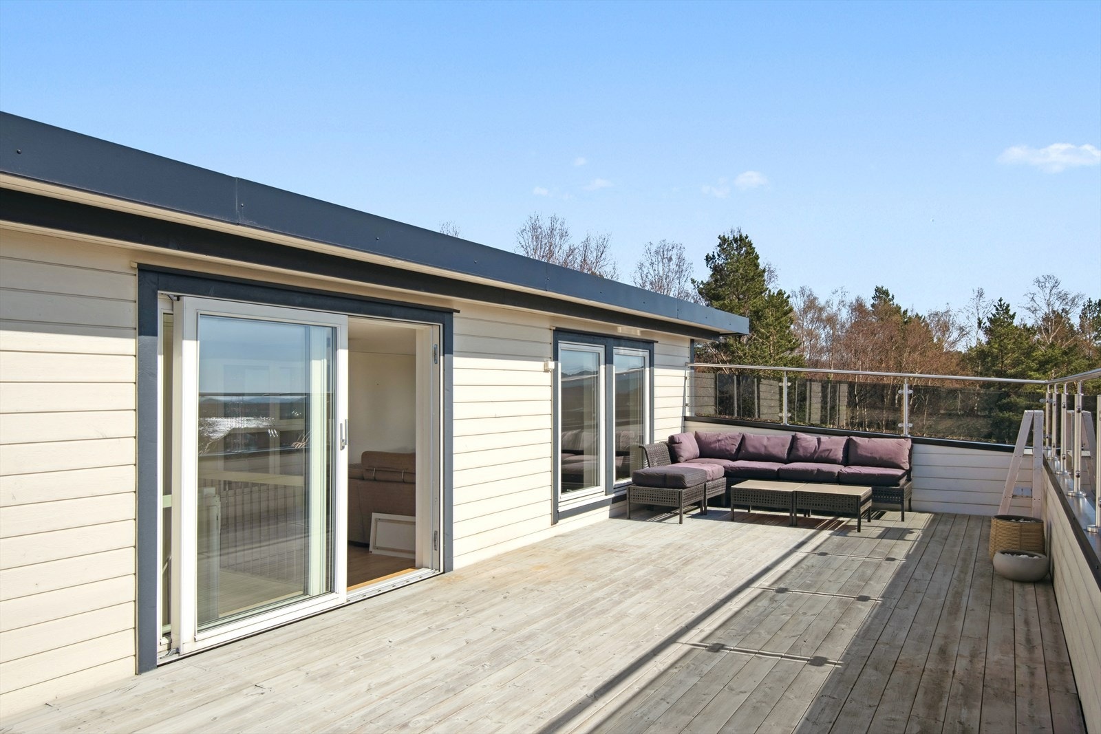 Takterrassen har utgang fra loftstuen og har utsyn sørover. Galleribilde