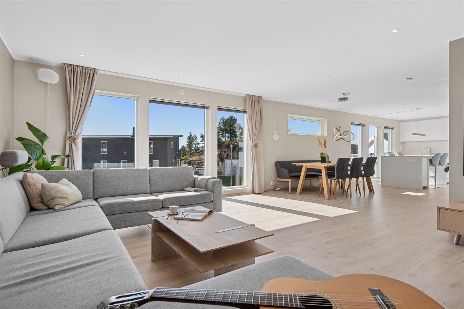 Stuen har åpen løsning mot kjøkkenet, ca 50 kvm. Galleribilde