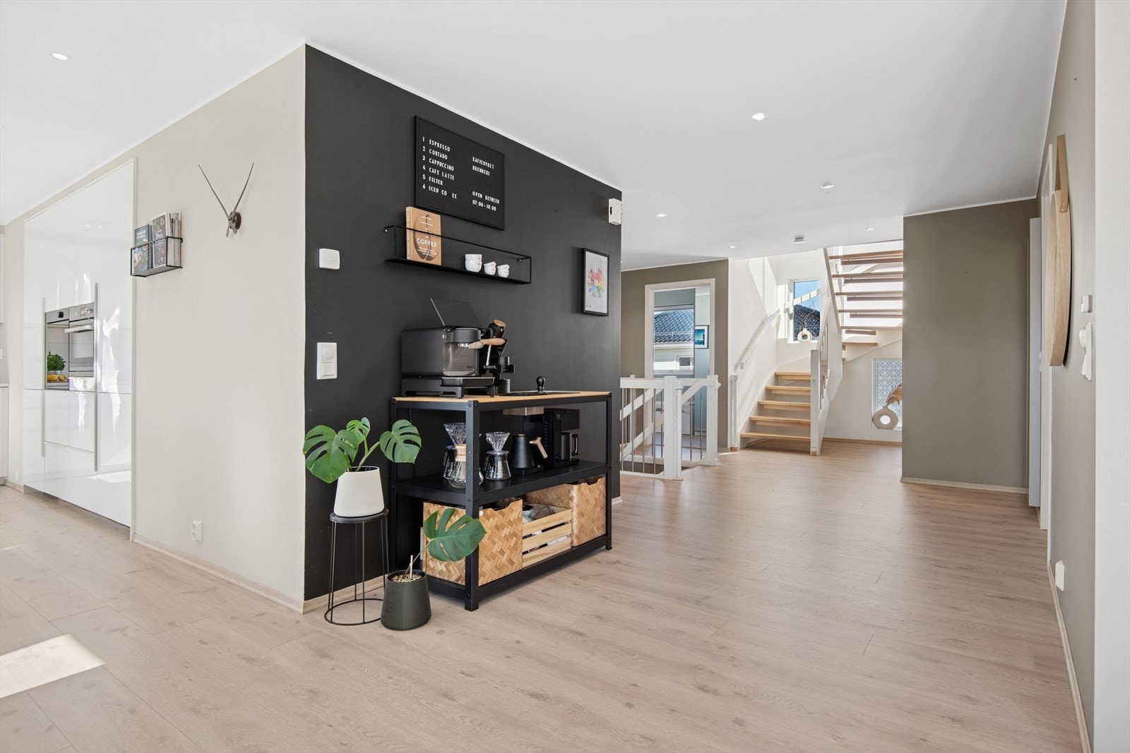 Hovedetasjen av boligen, stor og romslig etasje. Galleribilde