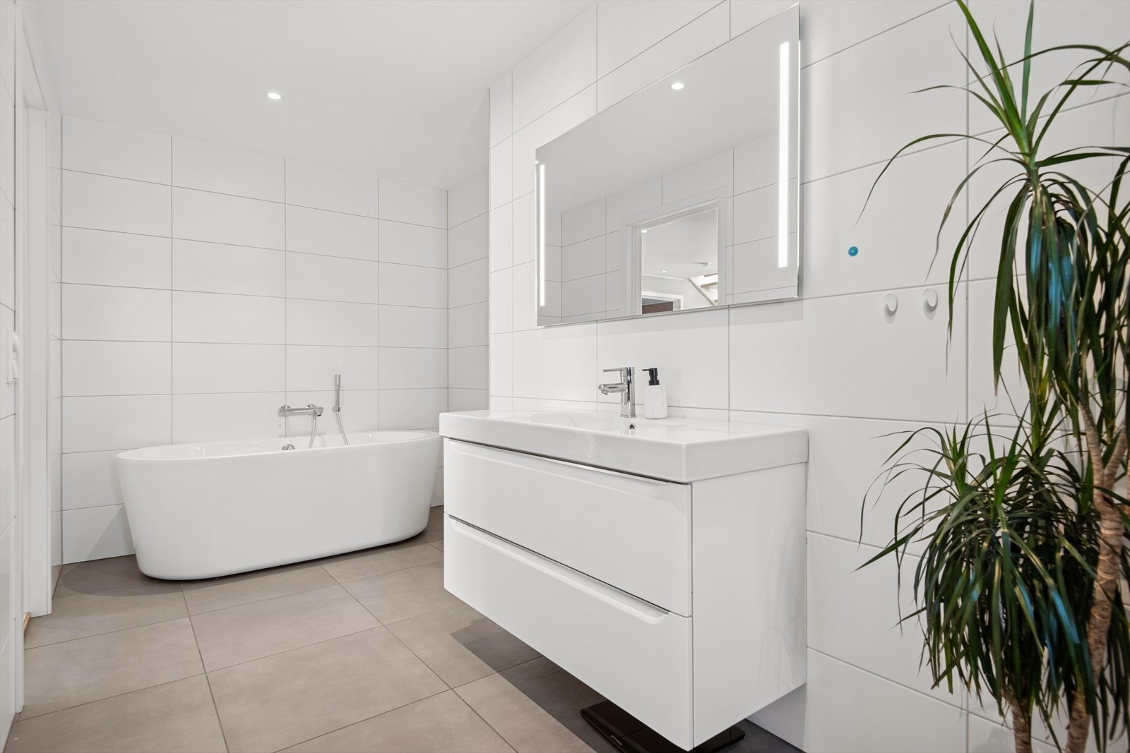 Badene har badekar og dusjløsning. Galleribilde