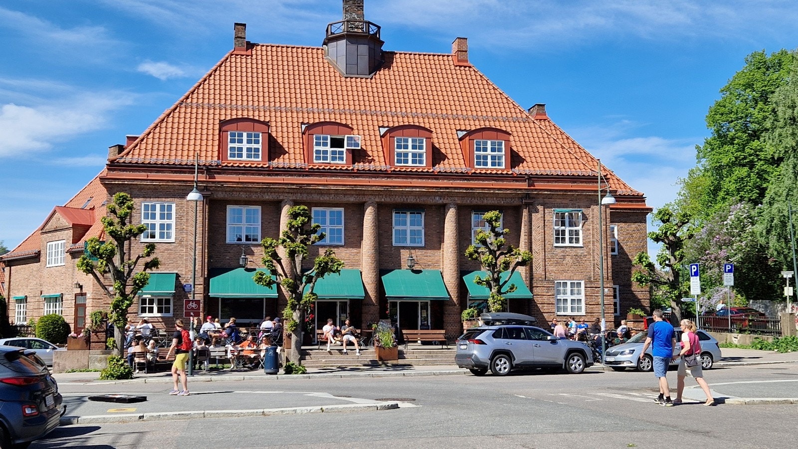 En kort tur over Bergbrua og gjennom Bergskogen, finner du populære Damplass i Ullevål hageby. Her er det Åpent bakeri, Lofthus pizza m.m. Galleribilde