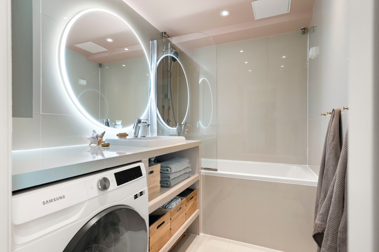 Stilig flislagt bad fra 2006, oppgradert i 2024. Badet består av et innfliset badekar fra Villeroy & Boch med dusjvegg på hengsler, servant med servantskap og speil over servant med integrert belysning. Galleribilde
