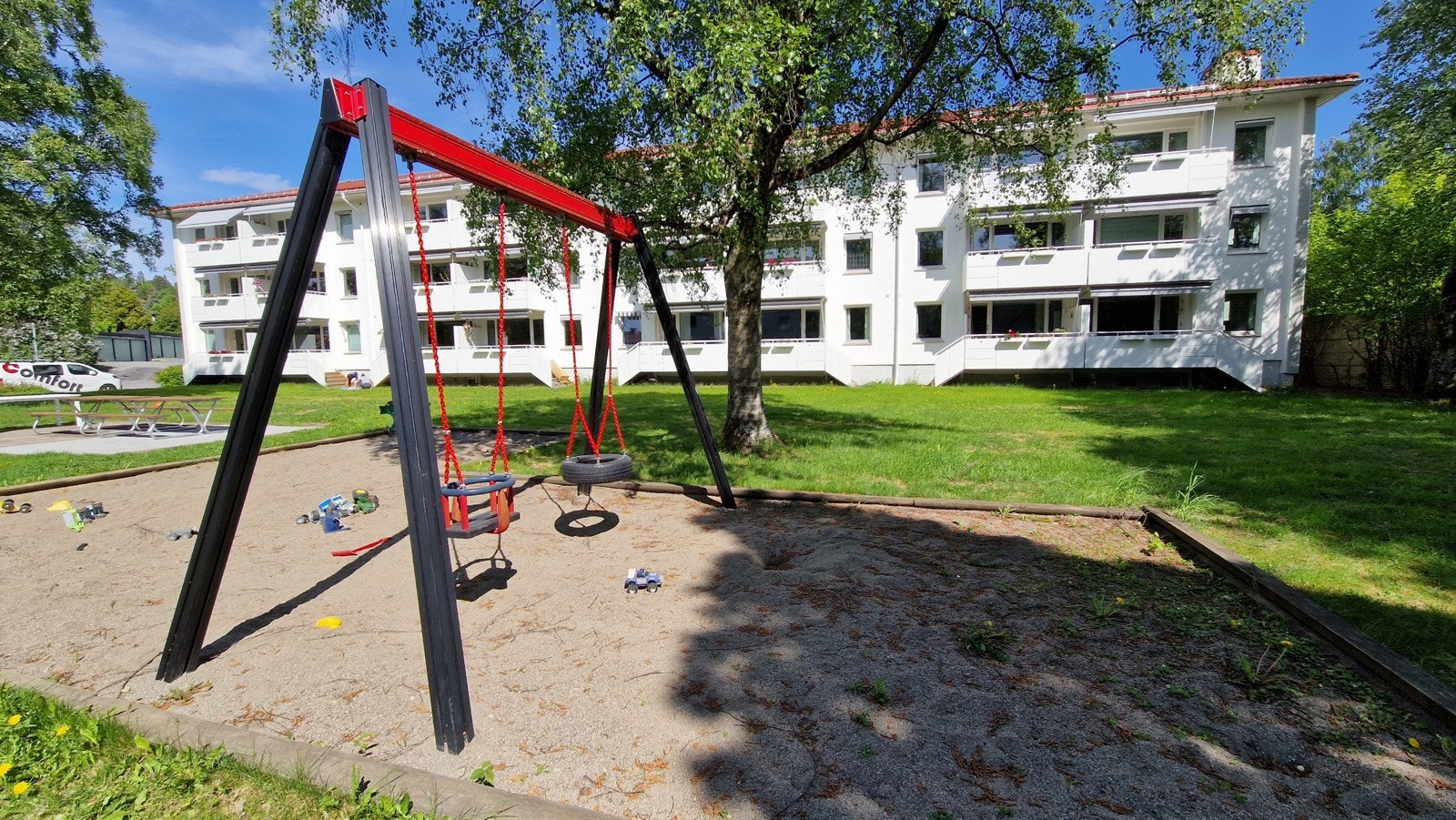 Lekeplass for de minste på borettslagets tomt. Galleribilde