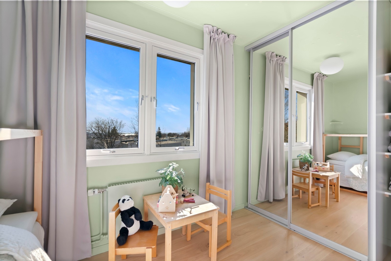 Soverom 3 med garderobeplass i skyvedørsgarderobe med speilfronter. Galleribilde