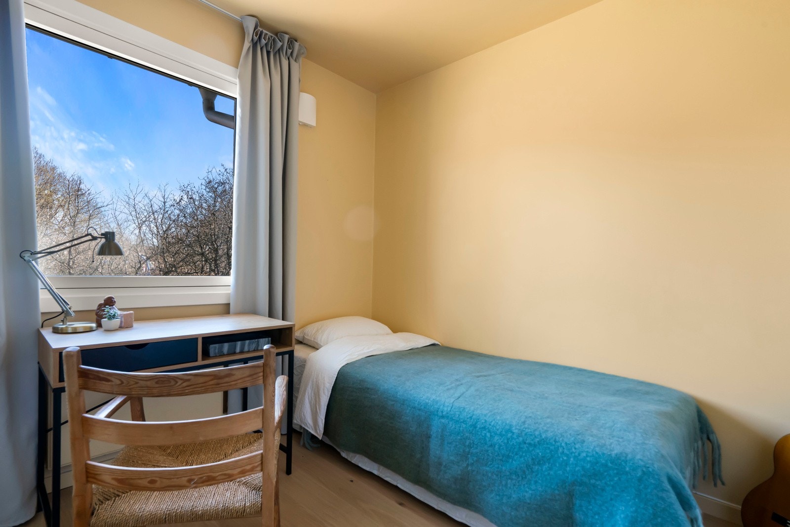 Soverom 2 er på ca 8 kvm og har skyvedørsgarderobe. Det er plass til enkeltseng og skrivebord. Et perfekt barnerom. Galleribilde