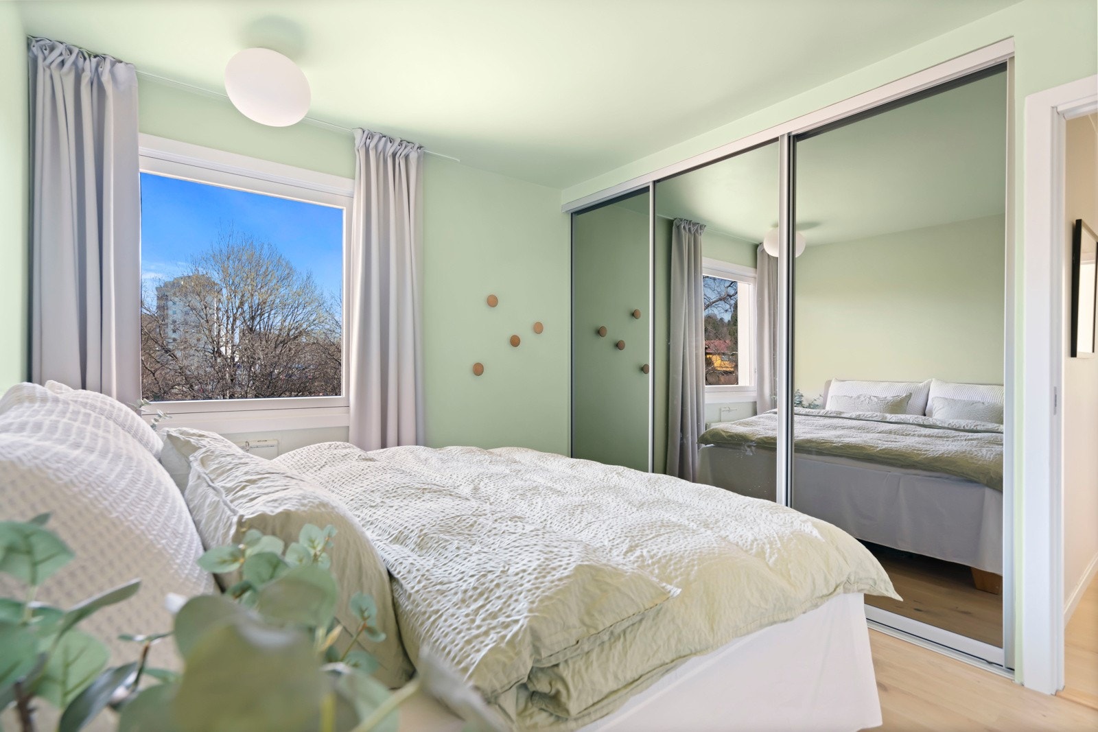 Hovedsoverommet måler 12 kvm og har skyvedørsgarderobe. Det er plass til dobbeltseng og nattbord. Galleribilde